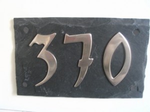 106. Leisteen met rvs huisnummers afm: 25 x 15 cm