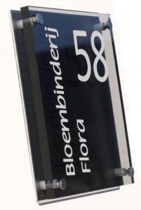 Acrylaat naamplaat met rvs look achterplaat