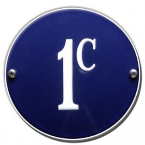 Ronde geëmailleerde huisnummers