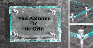 Glazen naamplaat gebrokkeld 