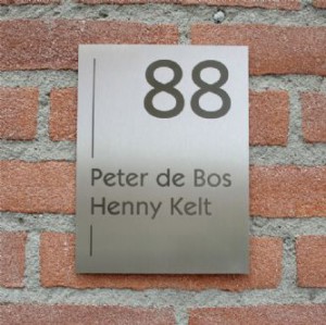 Uw woning is compleet met een mooi naambord bij de voordeur