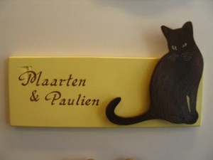 Houten naambord met  POES afbeelding  afmeting: 21  x  7,5 c