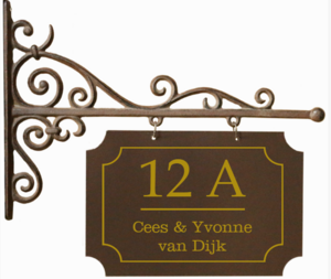 Uithangbordje voordeur kleur roestbruin