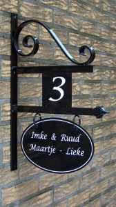 Uithangbord met  huisnummer ovaal 