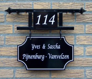 Uithangbord vlak met huisnummer 