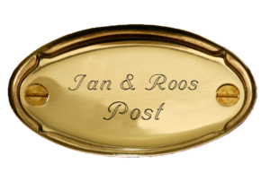 Messing naamplaat gegoten.