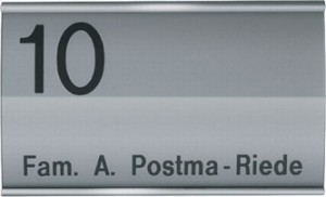 Gravoglas naamplaten met aluminium frame afmeting: 17,5 x 10,5 cm