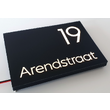 Zwart naambord met verlichting